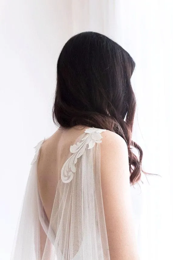 Cape veil with lace