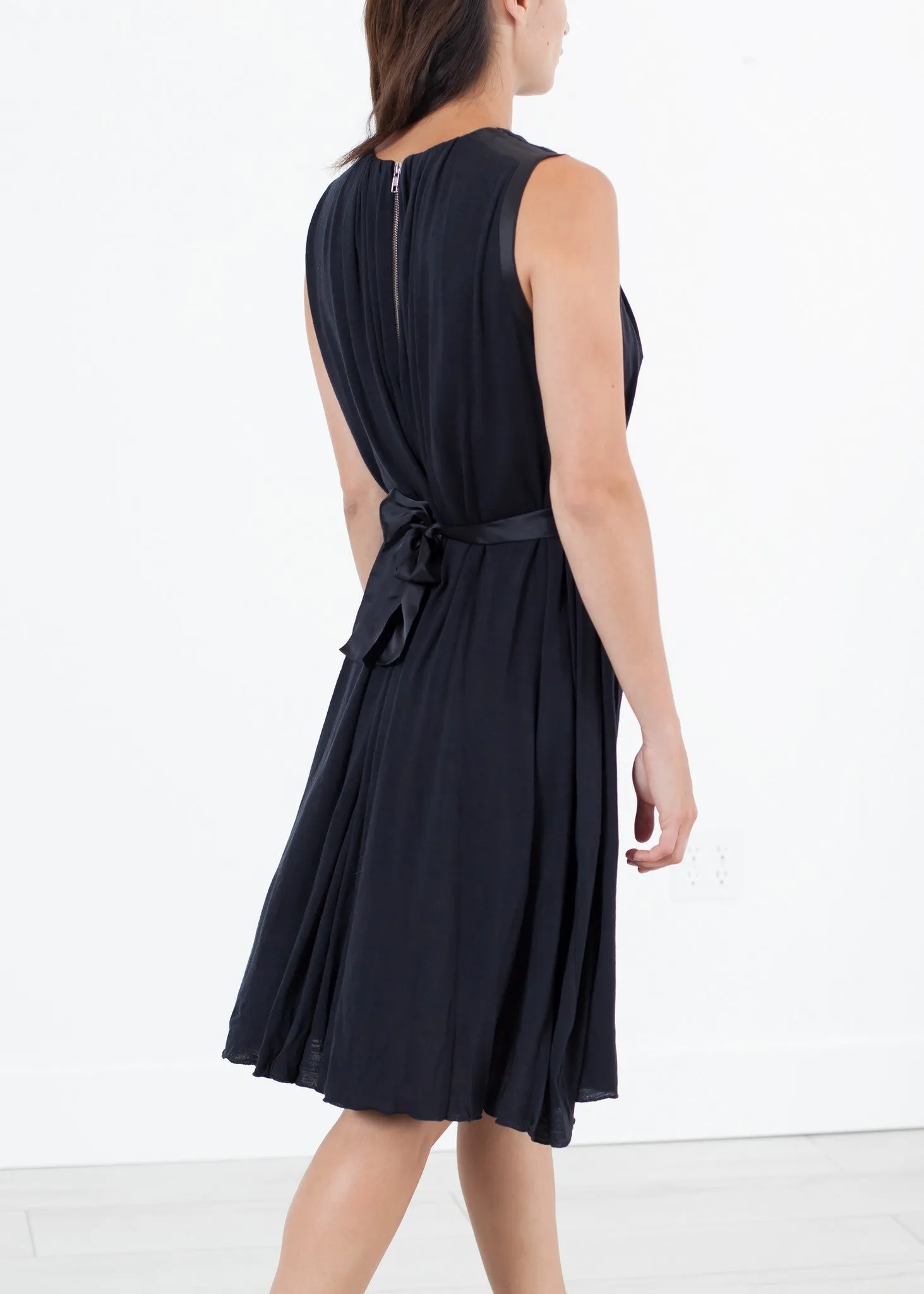 Sleeveless Pleated Dress in Navy -UEB