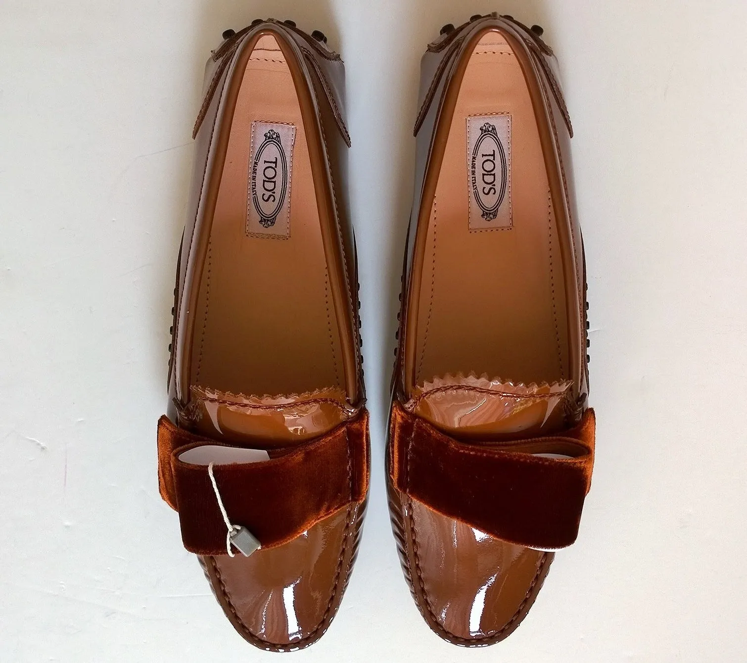 Tod's x Alessandro Dell'aqua Gommini Caramello Brown Patent Loafers with Velvet Bow